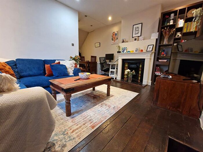 2 Bedroom Maisonette To Rent In Duntshill Road, London, SW18