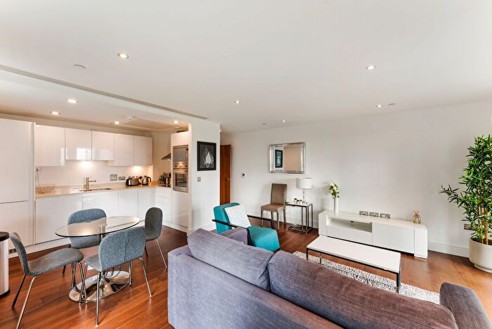 2 Bedroom Flat To Rent In Lincoln Plaza, London, E14