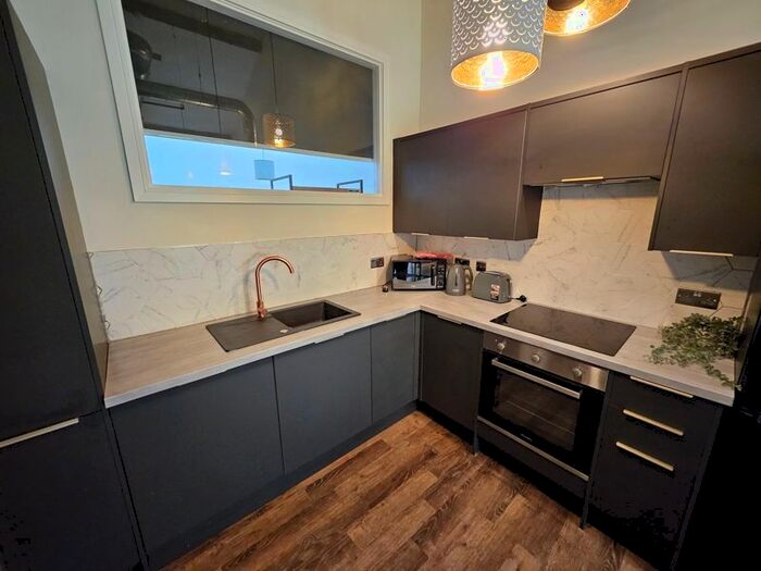 2 Bedroom Flat To Rent In Britannia Road, Milnsbridge, Huddersfield, HD3