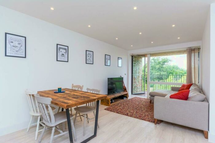 2 Bedroom Flat To Rent In Lakeside Drive, Park Royal, London, NW10