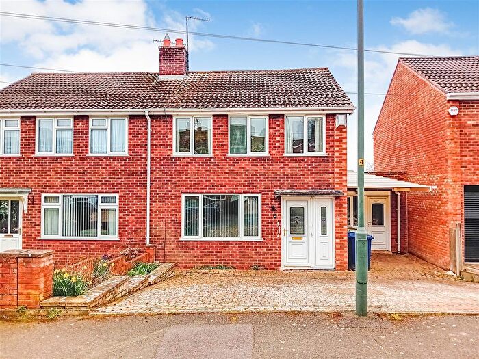 3 Bedroom Semi Detached House For Sale In Derwent Drive, Tewkesbury, GL20