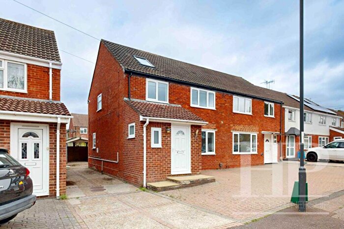 3 Bedroom Semi Detached House To Rent In Tennyson Close, Crawley, RH10