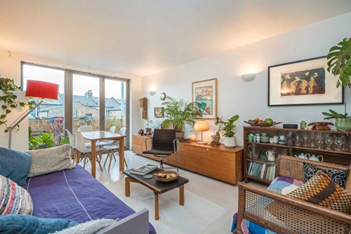 2 Bedroom Flat For Sale In Lower Clapton Road, Clapton, E5
