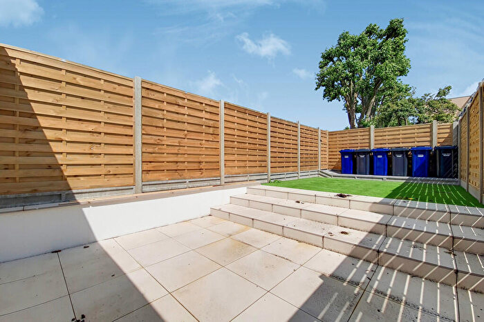 3 Bedroom Flat To Rent In The Drive, *Private Garden*, NW11