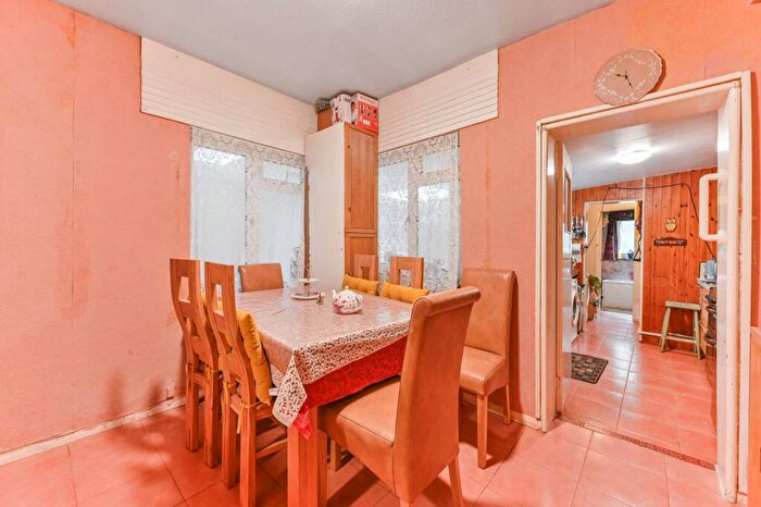 2 Bedroom Semi-Detached House For Sale In South Norwood Hill, South Norwood, London, SE25