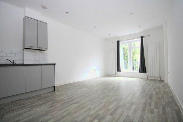 2 Bedroom Flat To Rent In Foxley Lane, Purley, CR8