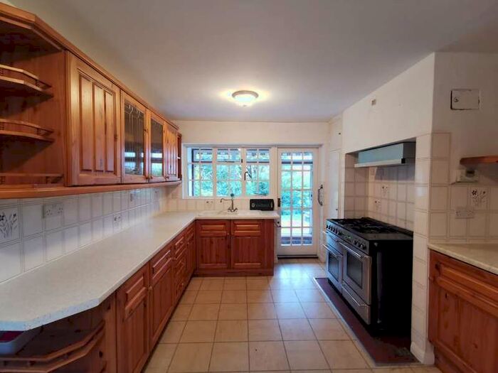 4 Bedroom Detached House To Rent In The Comyns, Bushey, WD23