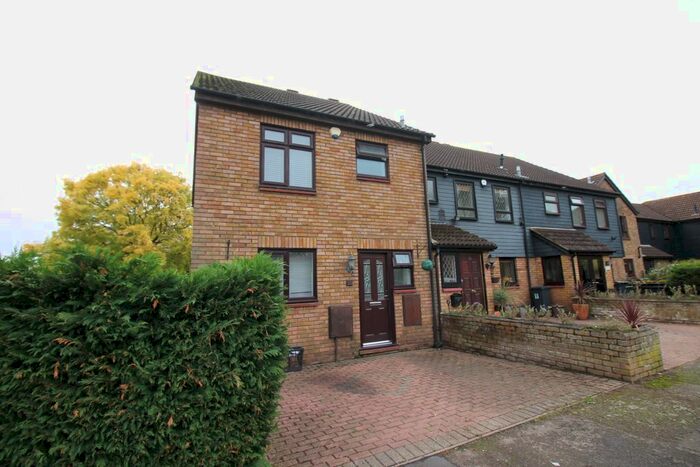 3 Bedroom Semi-Detached House To Rent In Farm House Close, Broxbourne, EN10