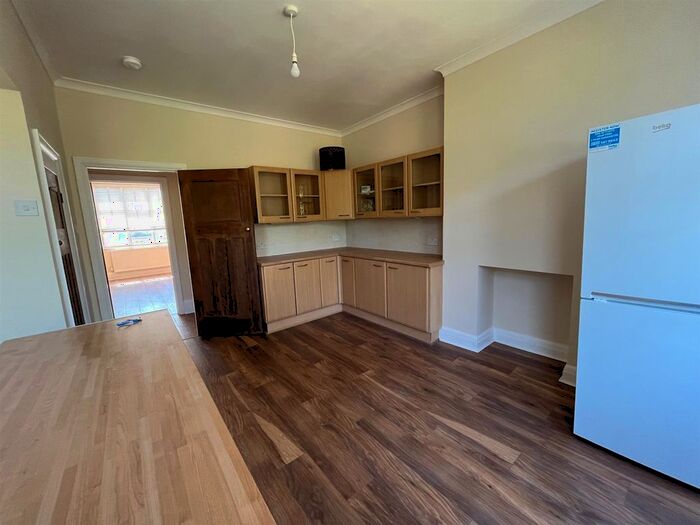 3 Bedroom Flat To Rent In North Circular Road, London, N13