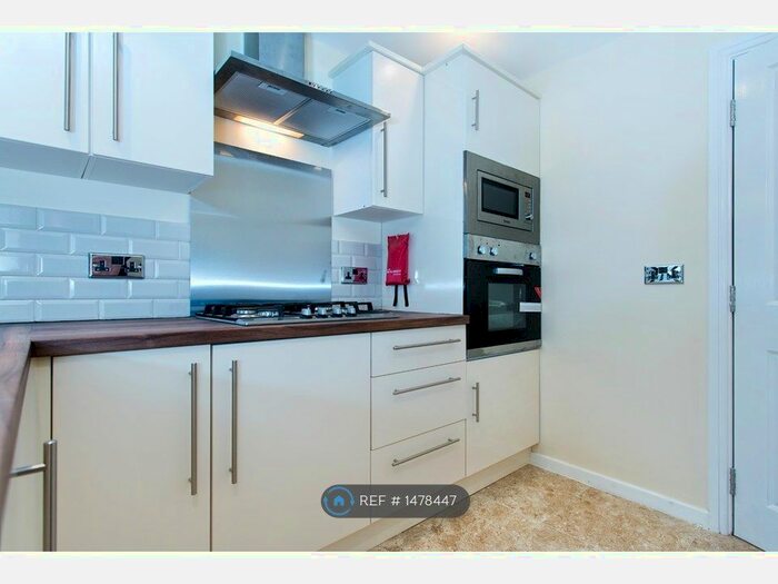 2 Bedroom Flat To Rent In Market Place, Heckmondwike, WF16
