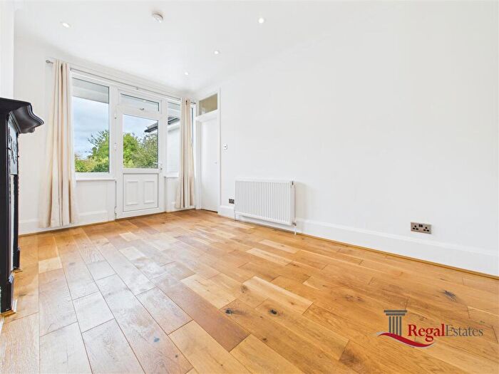 3 Bedroom Flat To Rent In Dollis Hill Lane, London, NW2