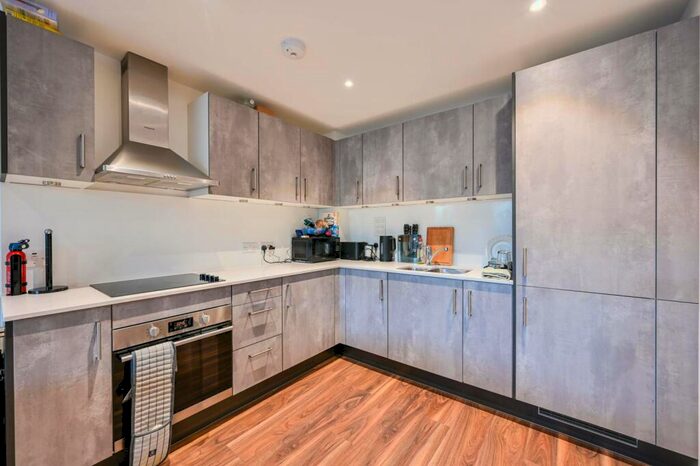 1 Bedroom Flat To Rent In Huntington House, Battersea, London, SW11