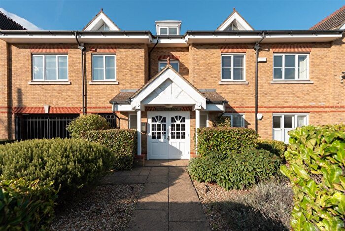 2 Bedroom Flat For Sale In Westpole Avenue, Cockforsters, EN4