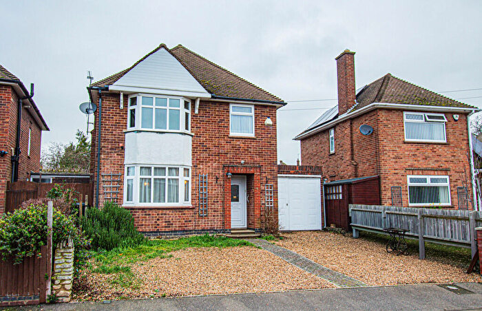 3 Bedroom Detached House For Sale In Manor Drive, Irthlingborough, NN9