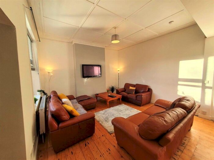 8 Bedroom Town House To Rent In Simonside Terrace, Newcastle Upon Tyne, NE6