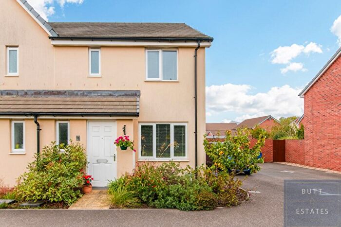 3 Bedroom Semi-Detached House For Sale In Birch Way, Exeter, EX5