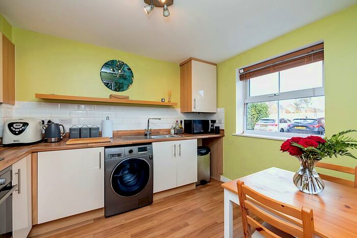 3 Bedroom End Of Terrace House For Sale In Priors Grove Close, Warwick, Warwickshire, CV34