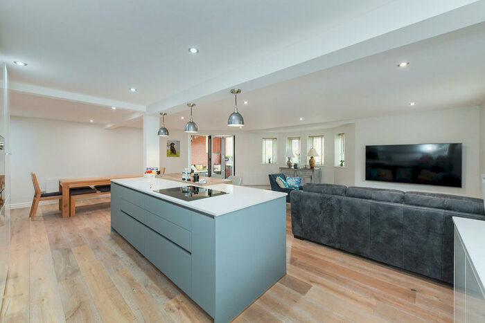 2 Bedroom Apartment To Rent In Hamilton Drive, The Park, NG7