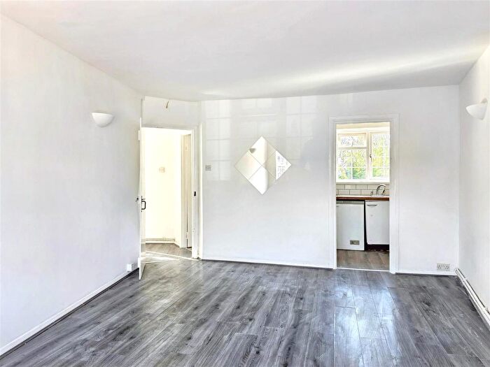 2 Bedroom Flat For Sale In Ivy House Road, Ickenham, Uxbridge, UB10