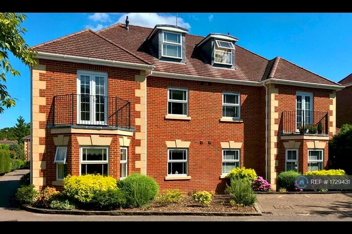 2 Bedroom Flat To Rent In Silk Place, Wokingham, RG40