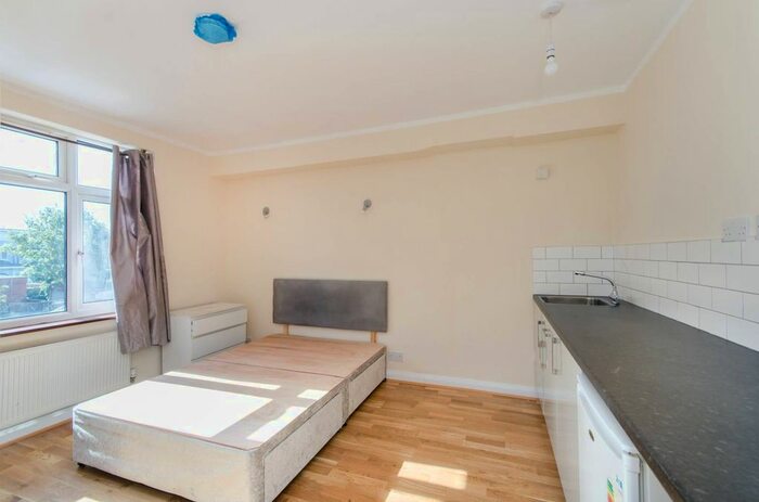 Studio To Rent In Grennford Road, Greenford, UB6
