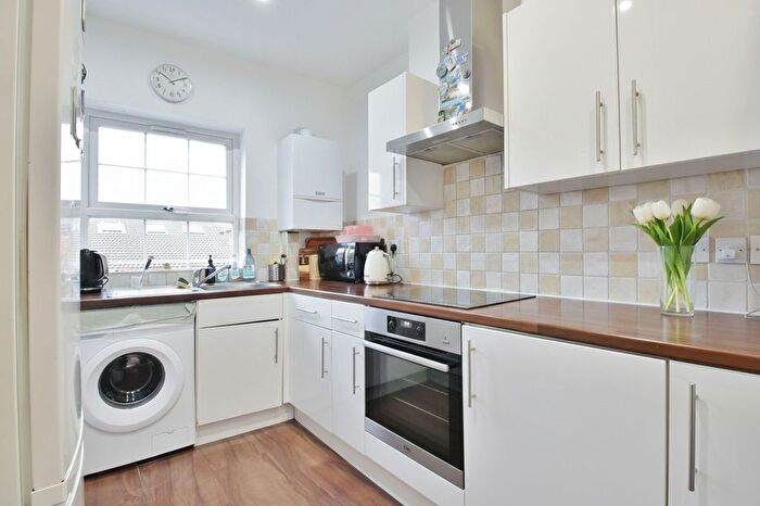2 Bedroom Flat To Rent In South Street, Isleworth, TW7