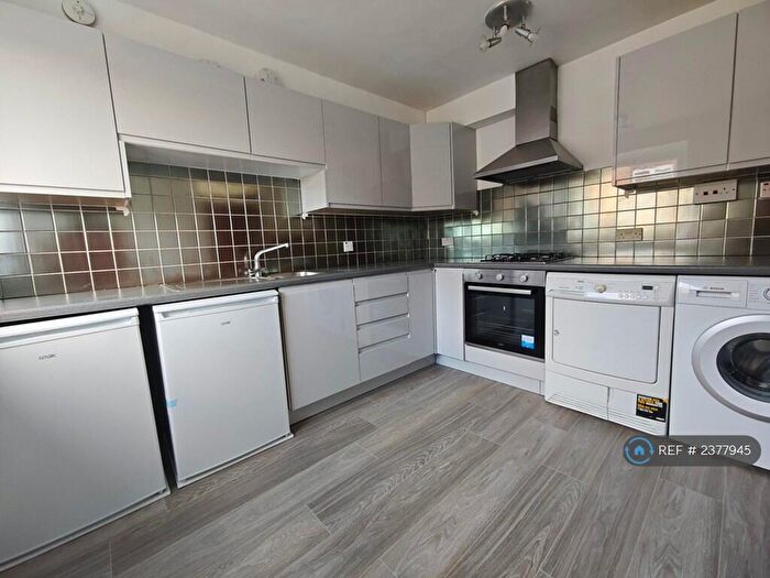2 Bedroom Flat To Rent In Badminton, Kingston Upon Thames, KT2