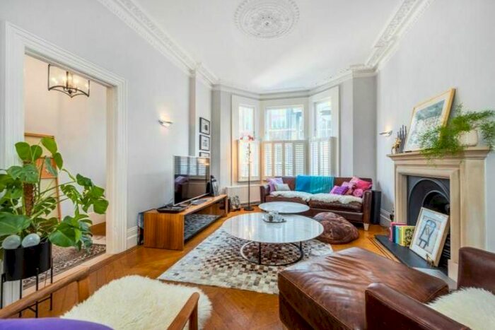 2 Bedroom Property To Rent In Gloucester Square, Hyde Park, London, W2