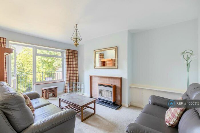 3 Bedroom Flat To Rent In Queen Elizabeths Close, London, N16