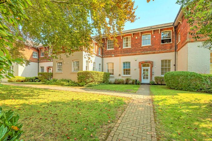 1 Bedroom Flat To Rent In Bloomsbury Court, St. Lukes Square, Guildford, GU1