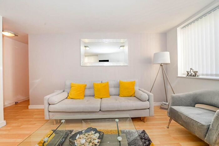 2 Bedroom Apartment To Rent In Royal Quay, Liverpool, L3