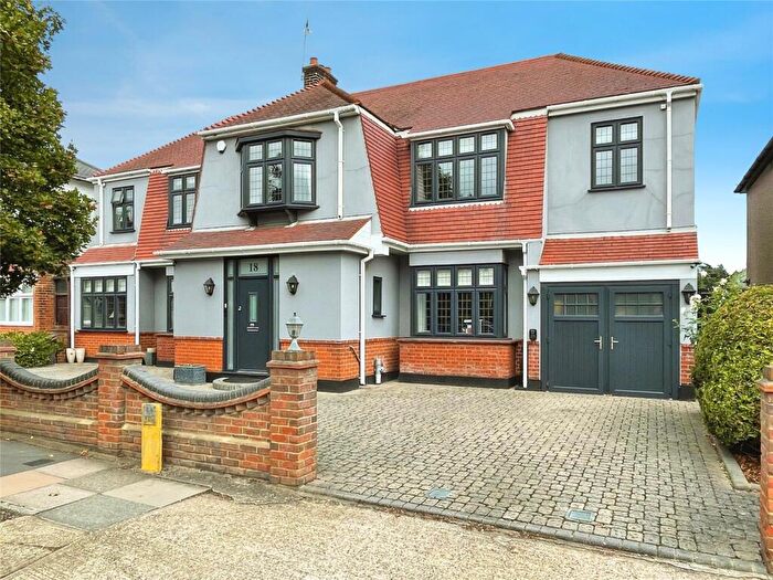 4 Bedroom Detached House For Sale In Lake Rise, Romford, RM1