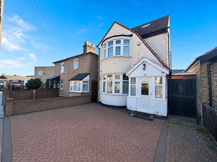 4 Bedroom Detached House To Rent In Golden Crescent, Hayes, Middlesex, UB3