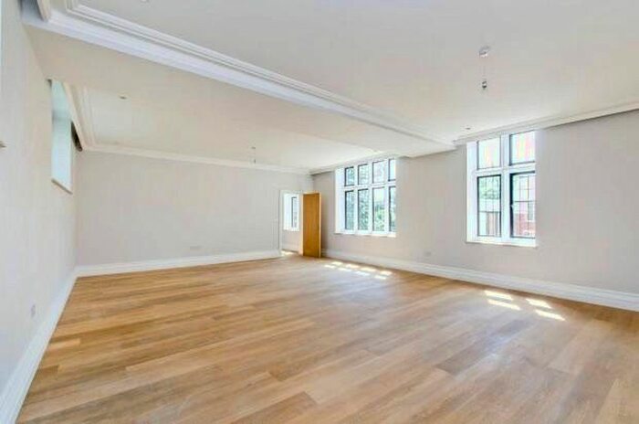 3 Bedroom Flat To Rent In Courtyard House, London, NW7