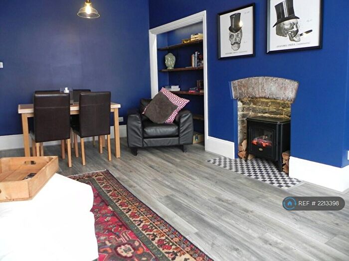 2 Bedroom Flat To Rent In Spring Bank, Hull, HU3