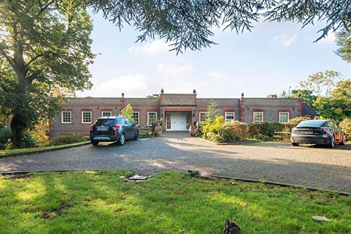 2 Bedroom Apartment For Sale In Treetops, Caversham, Reading, RG4