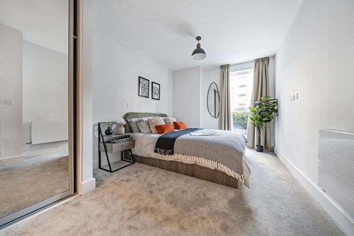 2 Bedroom Apartment To Rent In Kenavon Drive, Reading, RG1