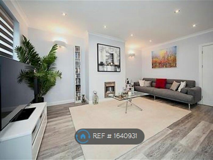 3 Bedroom Maisonette To Rent In The Hall Walk, Berkhamsted, HP4