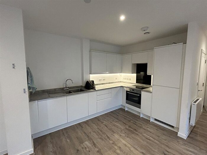 2 Bedroom Flat To Rent In Oak End Way, Gerrards Cross, SL9