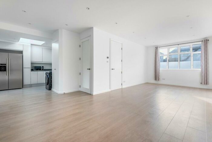 4 Bedroom Semi-Detached House To Rent In Poplar Gardens, New Malden, KT3