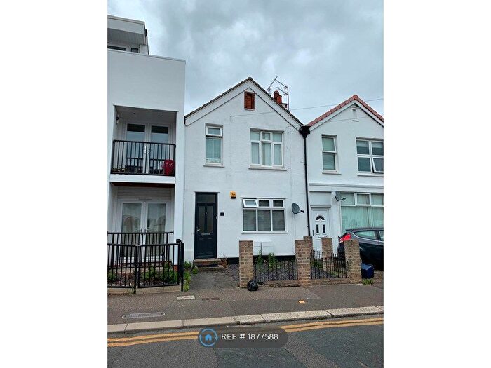 1 Bedroom Flat To Rent In Glendale Gardens, Leigh On Sea, SS9