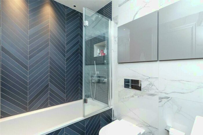 2 Bedroom Apartment To Rent In Merganser Court, Star Place, Wapping, E1W