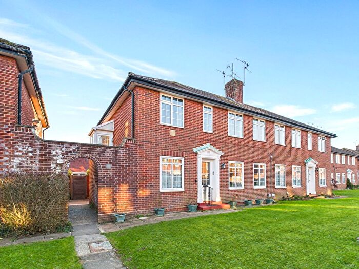 2 Bedroom Flat For Sale In Gaisford Close, Worthing, BN14