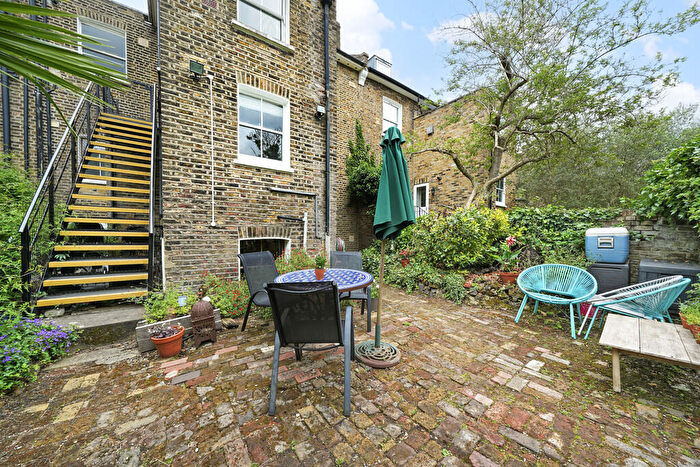 2 Bedroom Apartment For Sale In Lordship Road, London, N16