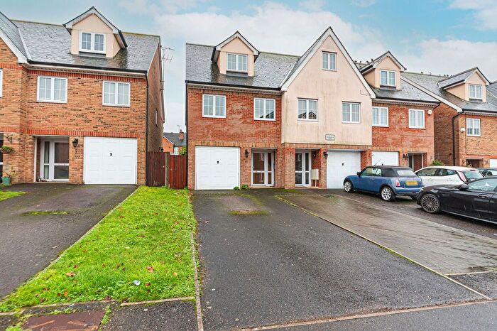 3 Bedroom End Terrace House For Sale In Cambridge Road, Crowthorne, RG45