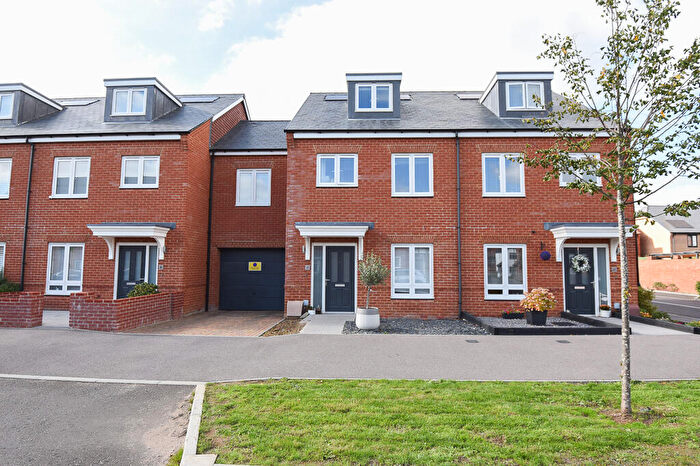 3 Bedroom Semi-Detached House For Sale In Pembers Farm Avenue, Fair Oak, SO50