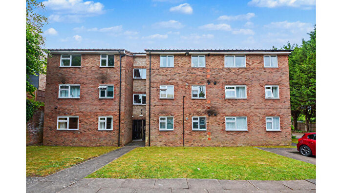 1 Bedroom Flat For Sale In Aysgarth Close, Harpenden, Hertfordshire, AL5