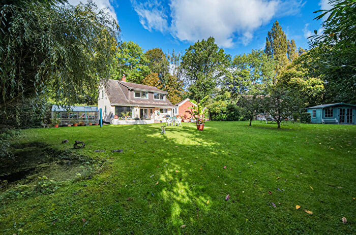 3 Bedroom Detached House For Sale In Bath Road, Knowl Hill, Reading, RG10