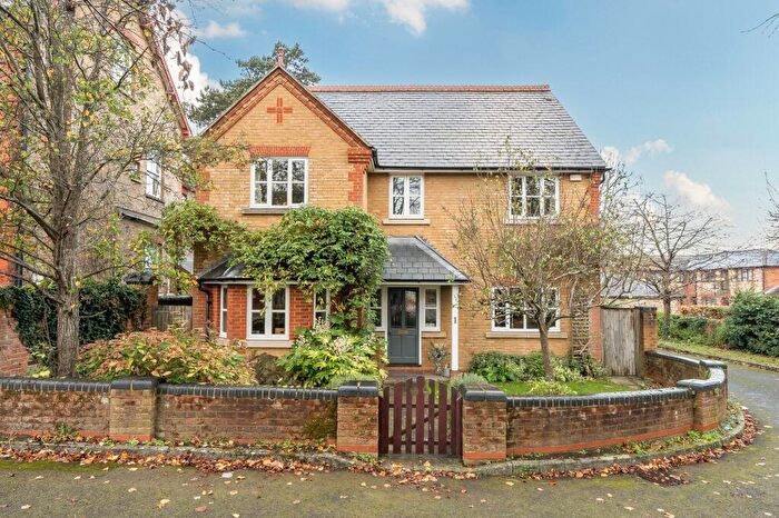 4 Bedroom Detached House For Sale In Caithness Drive, Epsom, KT18