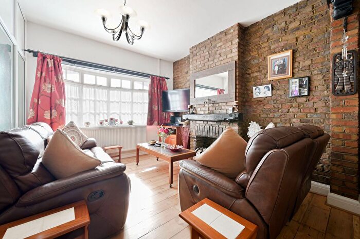 3 Bedroom Semi-Detached House For Sale In Glenhurst Road, Brentford, TW8